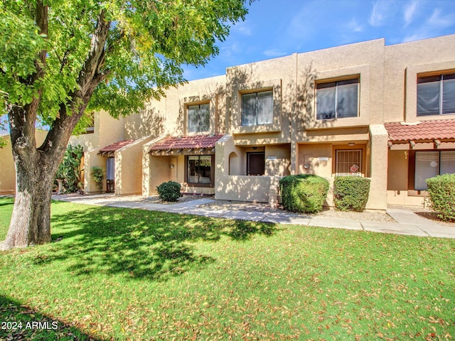 view of front of property with a front lawn