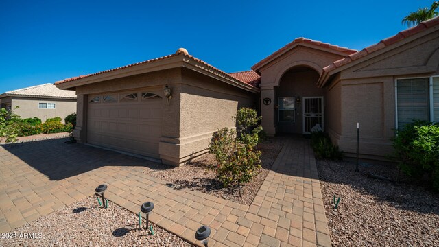 view of front facade featuring a garage