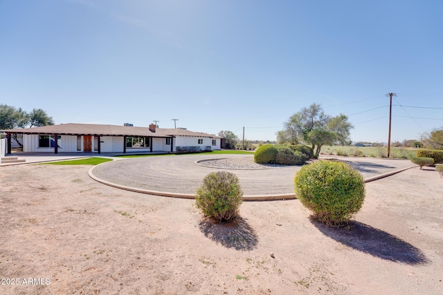 view of front of property with curved driveway