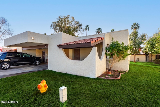 view of front facade featuring a front yard and a carport