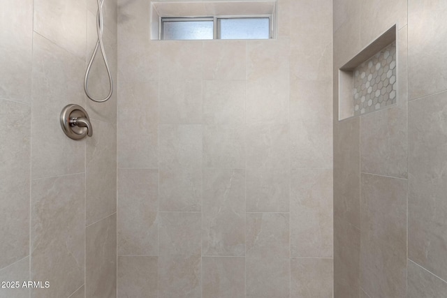 bathroom featuring a tile shower