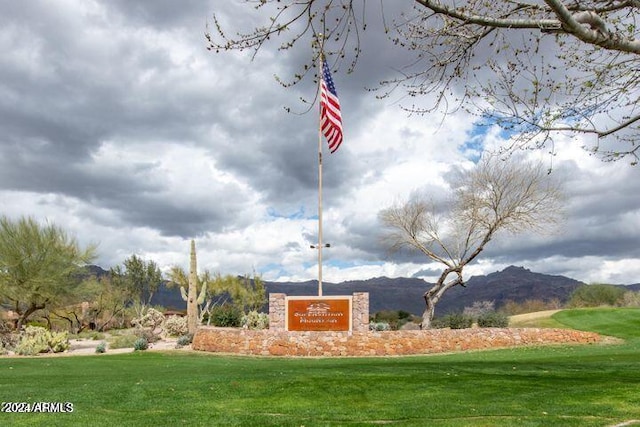 view of community with a mountain view and a yard