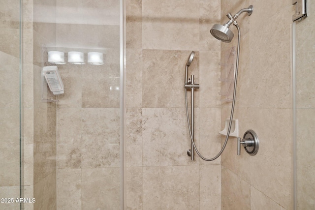 details featuring tiled shower