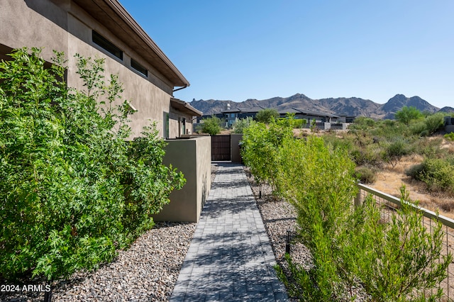 view of yard featuring a mountain view