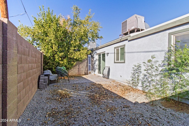 view of yard with a patio area