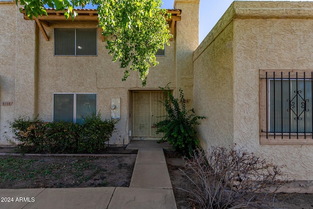 8106 N 31st Dr, Phoenix, AZ 85051 - doorway to property with stucco siding