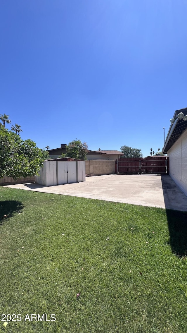 view of yard featuring a patio