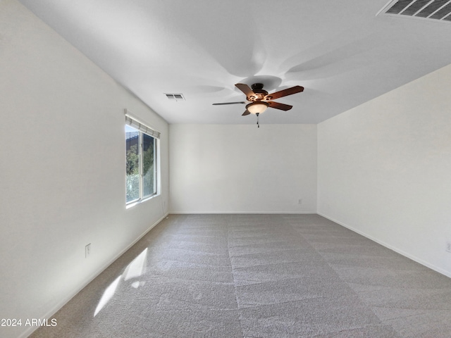 carpeted empty room featuring ceiling fan