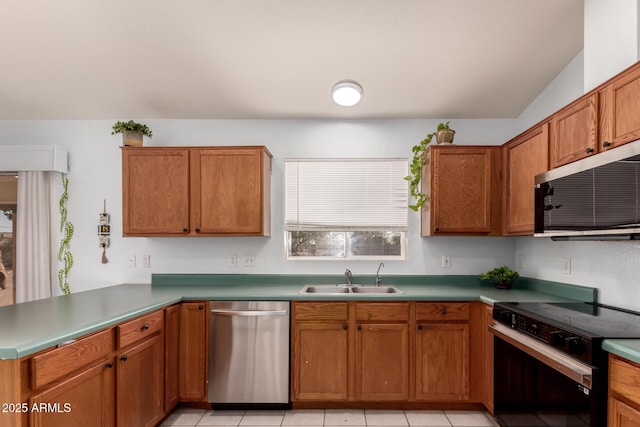 kitchen featuring light tile patterned flooring, stainless steel appliances, kitchen peninsula, and sink