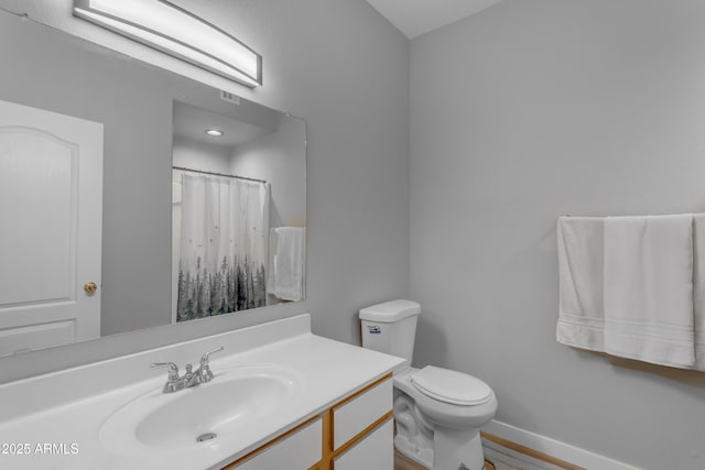 2929 W Yorkshire Dr Unit 2013, Phoenix, AZ 85027 - bathroom with toilet, a shower with curtain, baseboards, and vanity