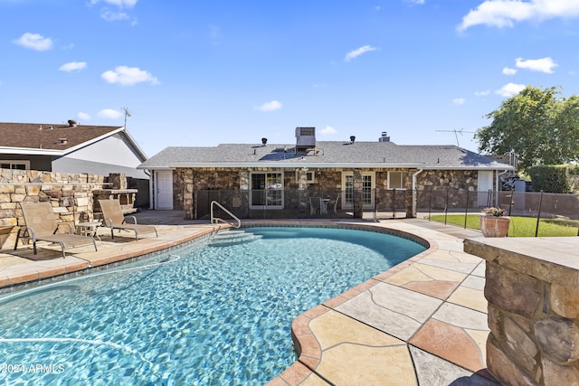 view of swimming pool featuring a patio