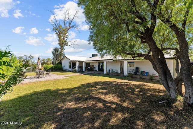 view of yard featuring a patio area