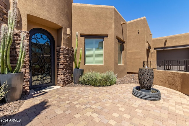 entrance to property with stucco siding