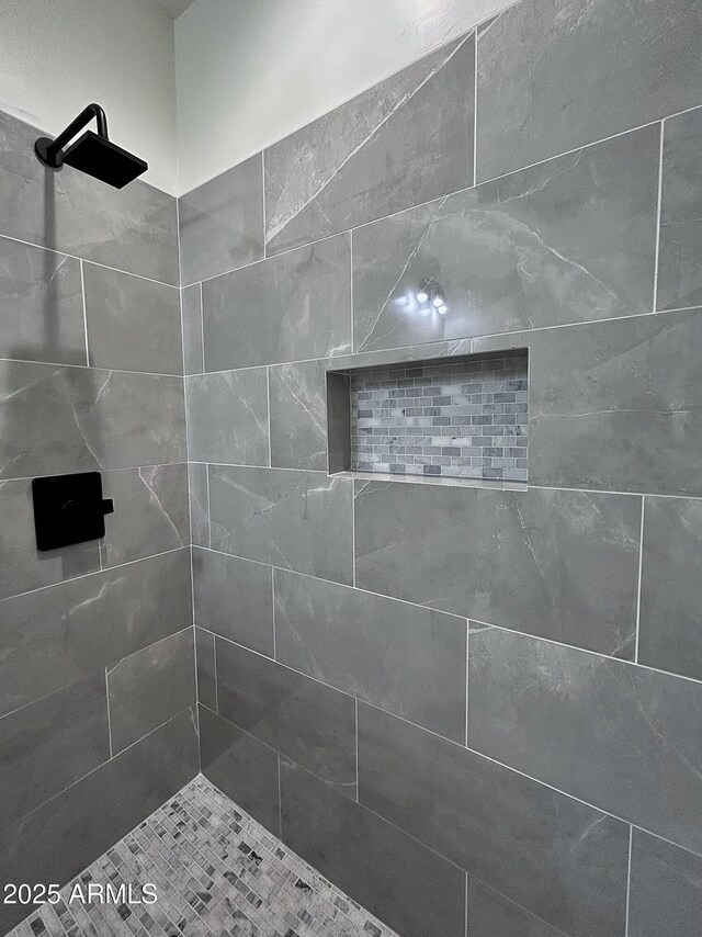 bathroom featuring a tile shower