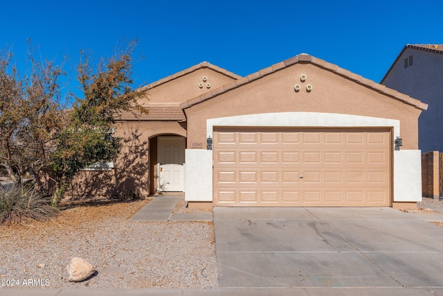 view of front facade featuring a garage