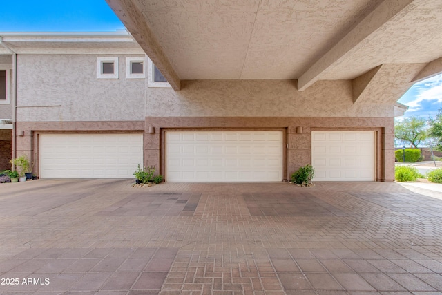 15221 N Clubgate Dr Unit 2132, Scottsdale, AZ 85254 - garage featuring driveway