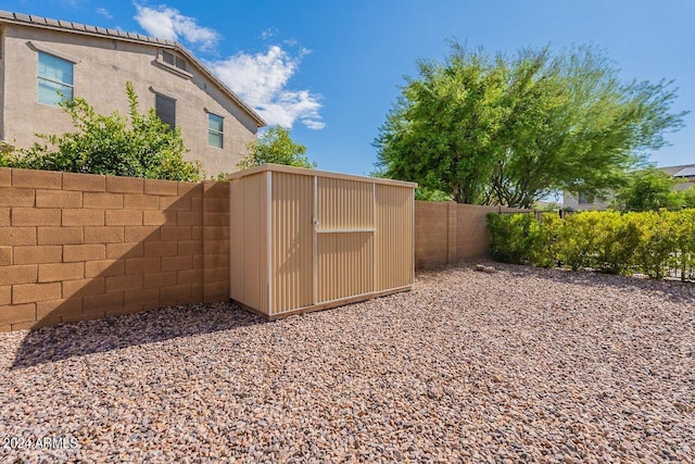 view of yard with a storage unit