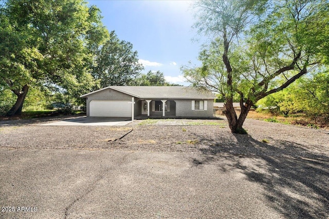 3540 S Cottonwood Dr, Camp Verde, AZ 86322 - ranch-style house featuring a garage and concrete driveway