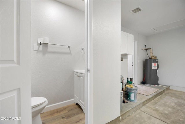 3540 S Cottonwood Dr, Camp Verde, AZ 86322 - bathroom featuring electric water heater, toilet, baseboards, and wood finished floors