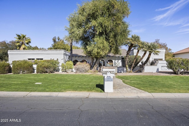 view of front of home featuring a front lawn