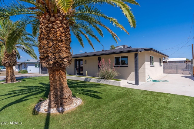 view of front facade with a front yard and fence