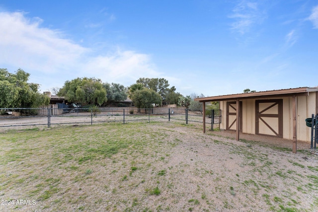 view of yard featuring a storage unit