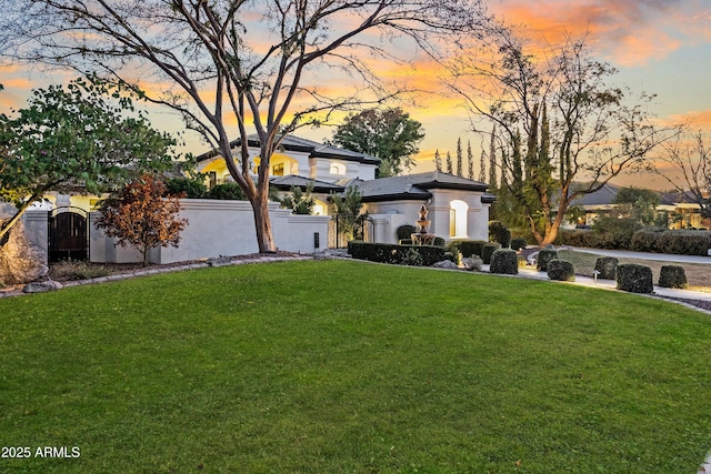 view of front facade featuring a lawn