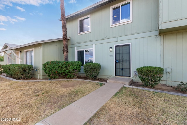 view of front facade featuring a front yard