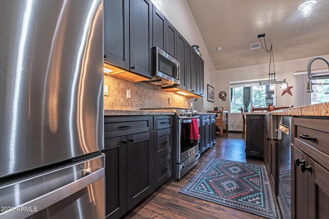 670 S Mountain Pines Ave, Show Low, AZ 85901 - kitchen with appliances with stainless steel finishes, dark wood-type flooring, tasteful backsplash, hanging light fixtures, and vaulted ceiling