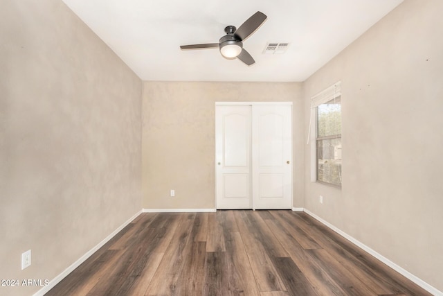 empty room featuring dark hardwood / wood-style floors and ceiling fan