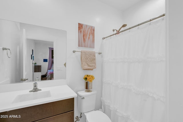 ensuite bathroom featuring vanity, toilet, ensuite bathroom, and a shower with curtain