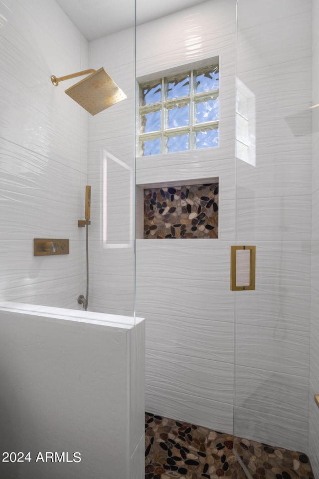 bathroom featuring a tile shower