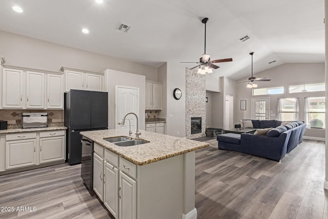 3580 E Kesler Ln, Gilbert, AZ 85295 - kitchen featuring a ceiling fan, visible vents, a sink, and black appliances