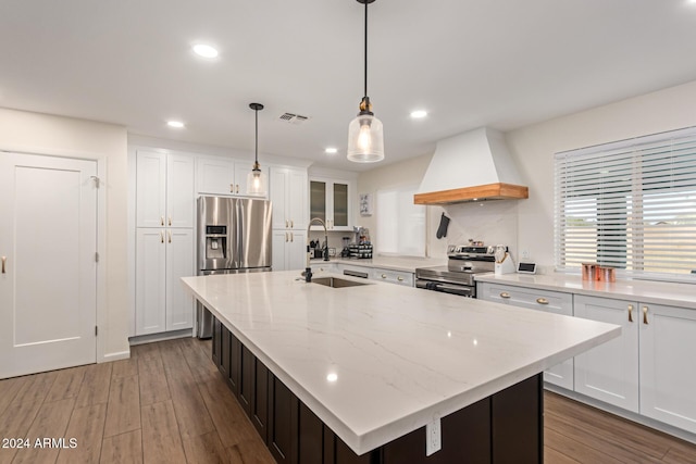 12043 N 46th Ave, Glendale, AZ 85304 - kitchen with custom range hood, a sink, stainless steel appliances, recessed lighting, and wood finished floors