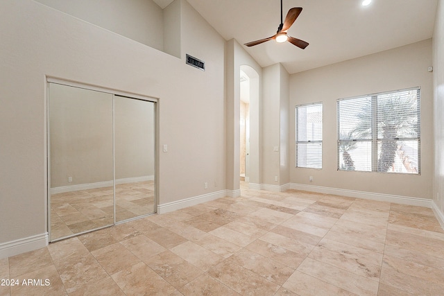 unfurnished bedroom featuring ceiling fan and a closet