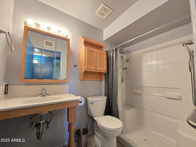 4950 Raffaele Dr, Sierra Vista, AZ 85635 - bathroom featuring a shower with curtain, toilet, and a sink