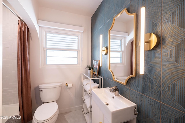 546 W Cambridge Ave, Phoenix, AZ 85003 - bathroom featuring toilet, baseboards, and vanity