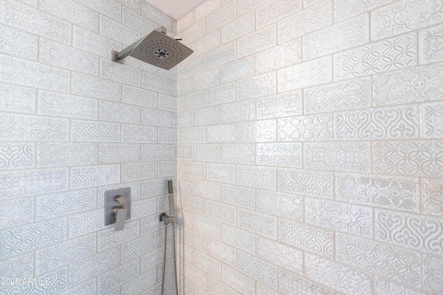 546 W Cambridge Ave, Phoenix, AZ 85003 - full bath with a tile shower