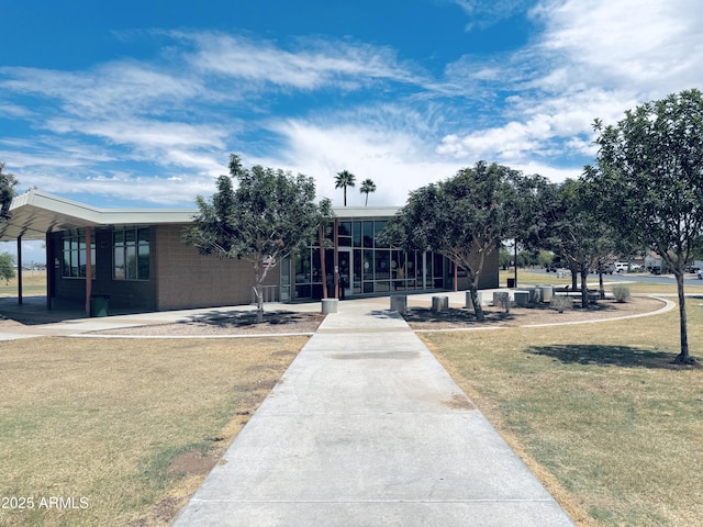 view of property's community featuring a lawn