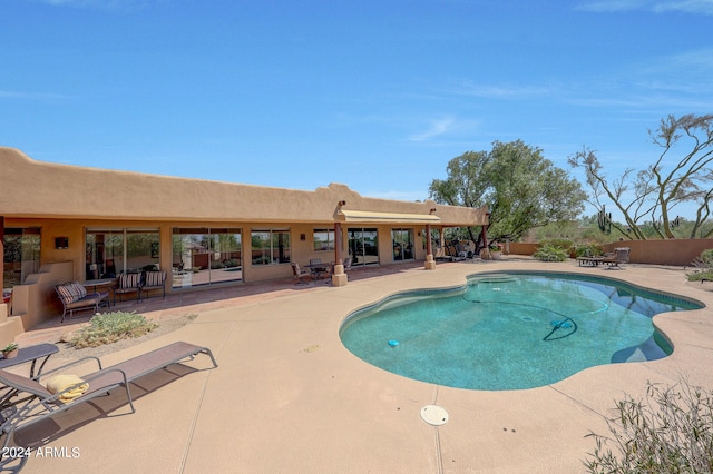 view of swimming pool featuring a patio