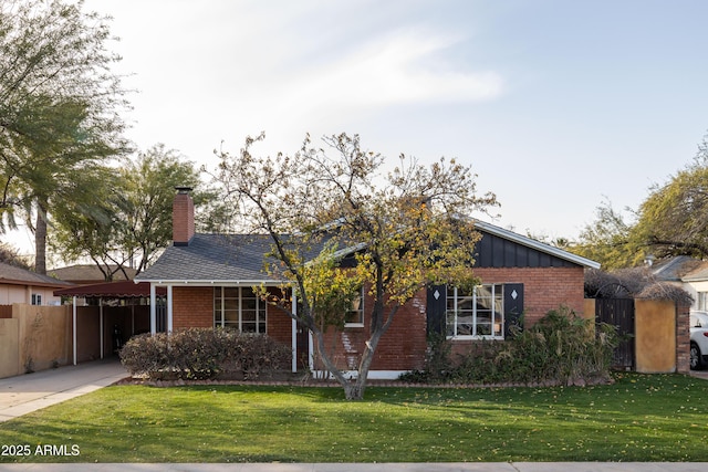 view of front of property featuring a front lawn and a carport