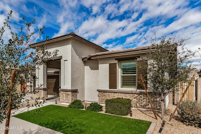 view of front of home featuring a front yard