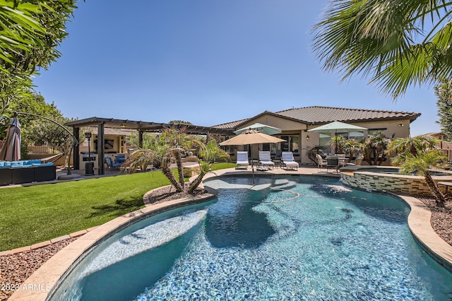 view of pool featuring a lawn, a patio area, a pool with connected hot tub, an outdoor living space, and a pergola