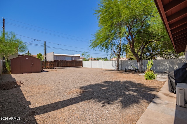 view of yard featuring a storage unit