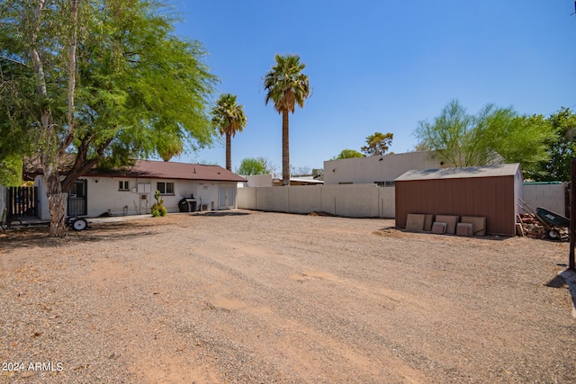 view of yard with a shed