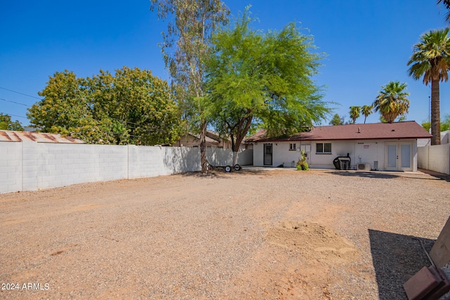 view of yard featuring a patio area