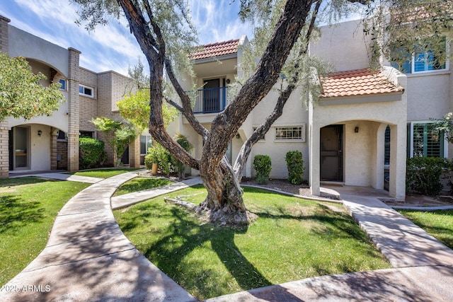8225 N Central Ave Unit 44, Phoenix, AZ 85020 - view of front of home with stucco siding, a tiled roof, and a front yard