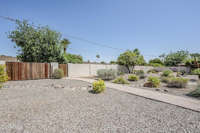 2178 E Golf Ave, Tempe, AZ 85282 - view of yard featuring a gate