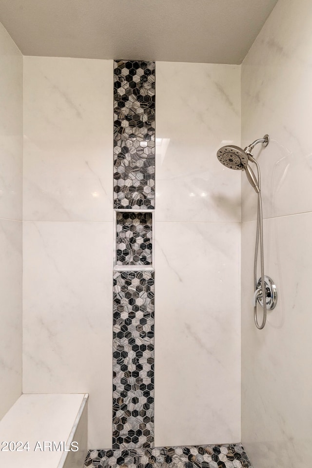 bathroom featuring a tile shower