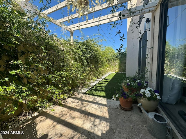 view of yard featuring a pergola